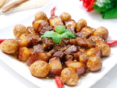 Thịt kho tàu mềm thơm với những miếng thịt ba chỉ cắt nhỏ, kho mềm béo, cùng trứng cút chiên sơ vàng da, bùi thơm hấp dẫn. Hứa hẹn sẽ làm món ăn ngon miệng cho ngày Tết của gia đình bạn.