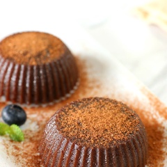 Bánh chín để nguội rồi bày ra đĩa, rắc ít bột Milo lên trên cùng, trang trí bằng quả mâm xôi hay việt quất đều rất hấp dẫn. Xắn một miếng bánh lại thấy nhân Milo ồ ạt tuôn ra, vị ngọt ngọt thơm béo ấy mới tuyệt làm sao. Còn chờ gì nữa mà không vào bếp và thực hành công thức bánh đơn giản này với Cooky nhé!