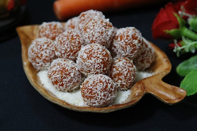 Mứt Cà Rốt Bọc Dừa