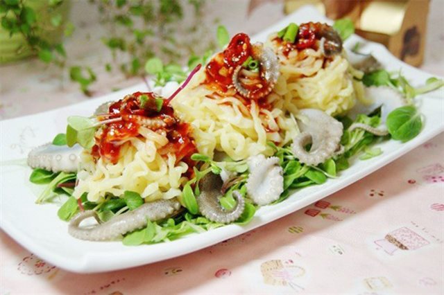 Salad Mì Bạch Tuộc