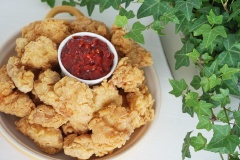 Vậy là chỉ cần một chút ít thời gian chúng ta đã có món gà popcorn giòn ngon ăn kèm sốt tỏi ớt cay Hàn Quốc thơm lừng. Cuối tuần các mẹ hãy trổ tài để cả gia đình cùng thưởng thức nhé, nếu nhà có trẻ nhỏ thì chỉ cần dọn thêm một chén tương cà hoặc sốt mayo thôi là các bé mê tít rồi.