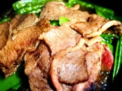 Làm nóng 1 muỗng canh dầu ăn, cho thịt bò, đậu Hà Lan, 1/2 muỗng cà phê muối, 1/2 muỗng cà phê hạt nêm và hỗn hợp dầu hào đã pha vào, đảo đều 3 phút.