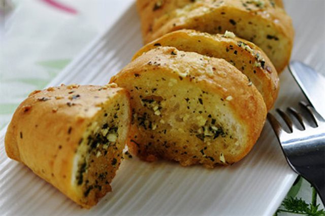 Bánh Mì Bơ Tỏi Truyền Thống