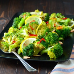 Cho dầu tỏi ớt phi vào đĩa, thêm chanh thái lát vào trộn đều với bông cải là hoàn thành salad bông cải xanh nướng tỏi ớt.