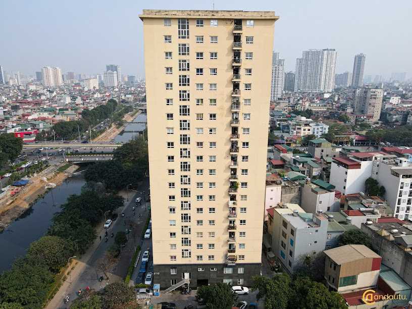 <p>Tòa nhà văn phòng cho thuê 137 Nguyễn Ngọc Vũ có tổng diện tích sàn xây dựng là 17.069 m2 và do Công ty Đầu tư Xây lắp và Phát triển Nhà làm chủ đầu tư. Tòa chung cư có chiều cao thực tế là 21 tầng (theo đăng ký giấy phép xây dựng, chiều cao ban đầu là 15 tầng) và 5 căn nhà vườn cao 3 tầng, trong đó hai tầng thuộc khối đế được các công ty thuê để làm văn phòng giao dịch, các tầng còn lại phía trên là các căn hộ chung cư.</p>