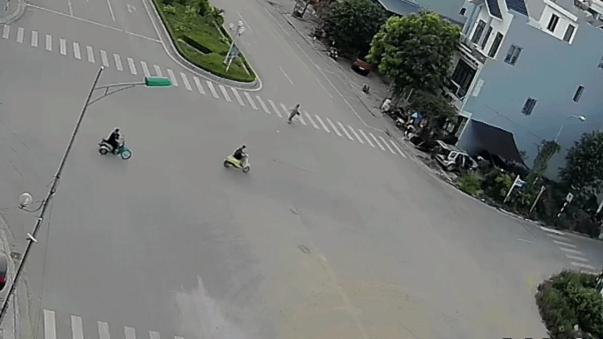 Clip: Ô tô phóng nhanh, đâm văng người đi xe máy tại ngã tư - Báo Tiền Phong