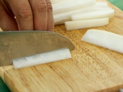 Củ cải chọn củ không quá non cũng như quá già, chọn củ còn tươi. Để làm được 1 hủ của cải ngâm cỡ trung để ăn tết thì mình dùng khoảng 5 củ. Củ cải đem đi rửa sạch rồi thấm khô ráo, để nguyên vỏ rồi cắt bỏ cuống và phần đuôi nhọn. Cắt củ cải thành những thanh dài 10cm. Cho củ cải vào tô hoặc thau, đổ vào 20gr muối hột rồi dùng tay bóp đều đến khi muối hột tan hết, ngâm củ cải 30 phút đến khi thấy củ cải trong lại, mềm dai và ra nước là được. Đem củ cải đi rửa qua nước lạnh 2-3 lần cho bớt mặn, sau đó để ráo.