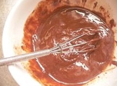 Bẻ vụn chocolate đen, cho vào nồi cùng bơ, đun cách thủy đến khi hỗn hợp tan chảy ra.