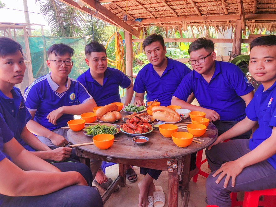 Bữa cơm sau ngày dài thực hiện nhiệm vụ - Tuy vất vả nhưng nụ cười vẫn ở trên môi của các chiến sĩ tình nguyện DLA