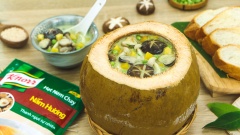 Dừa ấp nấm cà ri xanh là món ăn chay mới lạ, hương vị thơm ngon và rất bổ dưỡng. Món ăn này tuy thực hiện hơi cầu kì nhưng kết quả mang lại sẽ không làm bạn và gia đình thất vọng đâu. Hương vị cà ri xanh đến từ Thái Lan cay the, nước cốt dừa thơm béo, bên trong là các loại nấm dai dai và khoai lang ngọt bùi. Cà ri nóng chấm với bánh mì là cực kì ngon luôn đấy.