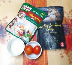 Chuẩn bị sườn chay, các loại gia vị, cà chua.