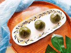 Những chiếc bánh ít trần ngải cứu nhân đậu đỏ có lớp vỏ bánh dẻo dai, nhân đậu đỏ chín bùi, ngọt béo hấp dẫn. Bánh ít trần ngải cứu nhân đậu đỏ nên ăn nóng sẽ ngon hơn. Không nên bảo quản bánh ít trần trong tủ lạnh quá lâu sẽ khiến vỏ bánh ít bị chai cứng đấy nhé.