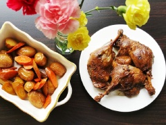 Nếu để thịt vào tủ lạnh để bảo quản thì khi đem ra thưởng thức, làm nóng lò nướng ở 300 độ F rồi cho đùi vịt vào để hâm nóng trong 30 phút trước khi ăn.