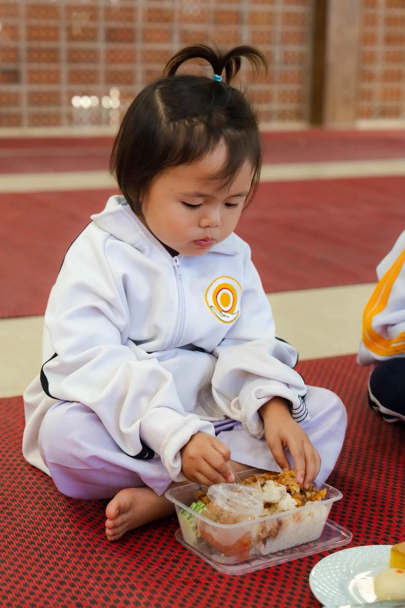 ภาพประกอบ ข่าวเกี่ยวกับนักเรียนตอนนี้มาแรง….เทศบาลตำบลบ่อหลวง โดยการนำของนายกเทศมนตรีประนอม  หล้าจู  ได้นำนักเรียนอนุบาล 9 โรงเรียน ในเขตตำบลบ่อหลวง มาทำกิจกรรมที่วัดบ้านขุน พระภิกษุ และพี่เ