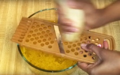 Sau đó dùng dao bào, cắt từng lát chuối vào tô dung dịch đã hòa tan ở trên. Ngâm khoảng 15 phút.