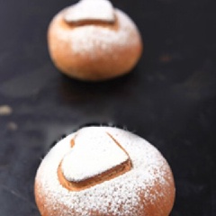 Cuối cùng, nướng bánh ở 180 - 200 độ C trong 18 phút. Bánh mì mochi nóng hổi ra lò. Lớp vỏ giòn nhưng bên trong thì mềm dẻo.