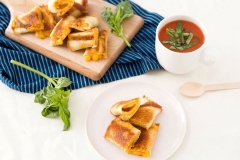 Bày trí ra đĩa và thưởng thức. Vậy là đã hoàn thành xong bánh sandwich phô mai rồi, có thể chấm cùng tương ớt, tương cà, mayonnaise đều ngon nha. Vị phô mai béo ngậy dai dai sẽ khiến những đứa trẻ nhà bạn thích lắm đấy.