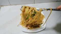 Cho mì Ý ra đĩa, thêm nước sốt cà chua và bò bằm vào, thêm rau mùi và đảo đều rồi thưởng thức khi còn nóng.Chúc các bạn thành công!