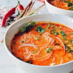 Bày trí bún cà ri: Thêm bún gạo vào tô, thêm chút nước cốt chanh và múc cà ri gà vào. Sau cùng cho hành tây, ớt đỏ, rau mùi và hành lá vào, trộn đều tô bún cà ri lên và dùng nóng nhé.