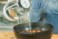 Đun nóng dầu ăn trong chảo, cho gừng, hành lá vào phi thơm, sau đó thả đùi vịt vào chảo đảo đều. Thêm vào 15g sa tế, 2g muối, 5g đường, 15ml rượu nấu ăn, 1 muỗng nước tương, 2 muỗng nước màu vào đảo đều lên cho thấm. Khi thịt đã bám gia vị thì chế lượng nước xâm xấp mặt thịt. Khi nước sôi lên thì hạ nhỏ lửa, đậy nắp, tiếp tục kho thịt, ho chút dầu ăn vào chảo sau đó cho hành và gừng vào phi thơm. Tiếp tục cho vịt vào đảo đều. Sau đó cho sa tế, muối, đường, nước tương, rượu nấu ăn, nước hàng vào đảo cùng. Khi gia vị đã bám vào từng miếng thịt thì thêm nước xăm xắp mặt thịt. Ninh thịt ở mức lửa nhỏ.
