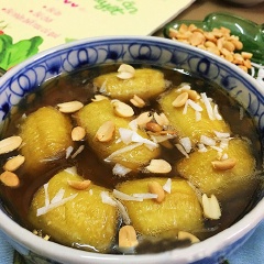 Chè chuối ngọt thanh với chuối chín mềm thơm, cùng với đường thốt nốt thơm ngon có màu cánh gián hấp dẫn. Món chè ăn nóng cực thích, có thể rắc thêm ít đậu phộng rang ăn cùng sẽ ngon hơn.