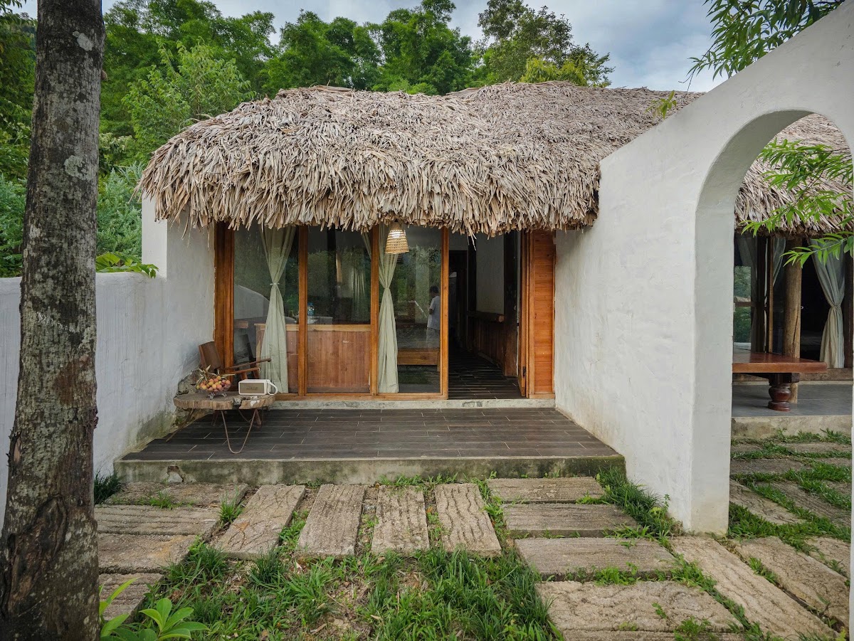 Nhà Ngù 3 mái lá, hiên gỗ và lối đá giữa vườn Ké Retreat, Đà Bắc