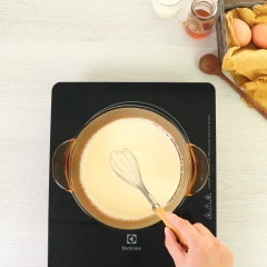 Làm nhân custard: Cho 30gr bơ lạt cùng 150gr whipping cream vào nồi nhỏ, đun nóng nhẹ. Đánh tan 3 quả trứng gà, rồi rây 60gr bột mì vào, đánh tan. Đổ hỗn hợp kem sữa vào phần trứng và bột mì, vừa đổ vừa đánh đều tay. Sau đó cho 50gr đường bột, 20gr sữa bột, 1 miếng phô mai lát, 2 lòng đỏ trứng muối (đã hấp chín) vào cùng ½ muỗng cà phê vani. Lọc hỗn hợp qua rây, sau đó đem phần nhân đi sên với lửa nhỏ, khi sên đảo đều tay đến khi nhân đặc lại. Để nhân nguội rồi lấy bọc thực phẩm bọc sát vào phần nhân rồi để ngăn đá 30 phút.