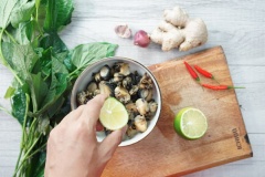 Vắt nước chanh vào thịt ốc, nhồi bóp thật kỹ sau đó sả lại với nước nhiều lần cho sạch sẽ làm ốc không bị hôi. Cho vào nồi 50ml nước cốt dừa và 200ml nước lọc, thêm vào 5 lát gừng đập dập, cho ốc vào luộc trong khoảng 5-10 phút cho chín rồi tắt bếp, tiếp tục ngâm trong nồi một lúc cho ốc ngấm nước cốt dừa.