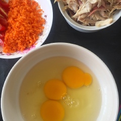 Tiếp đến phần trứng gà bạn đập bỏ vỏ, cho vào tô lớn để dễ trộn bột hơn, bạn cho và trứng 1 muỗng cafe muối và 1 phần 2 muỗng cafe tiêu rồi đánh đều hỗn hợp cùng 80ml sữa tươi sẽ có hỗn hợp trứng có độ lỏng vừa phải.