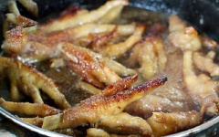 Pha chén nước sốt gồm: 1/2 muỗng cà phê muối, 1 muỗng canh giấm đen chay, 2 muỗng canh đường trắng, 2 muỗng canh dầu hào, 1 muỗng canh hắc xì dầu, 1/2 muỗng cà phê hạt nêm, 1/2 muỗng cà phê tiêu, 100ml nước lọc, khuấy đều. Tiếp tục dùng chảo trên, phi thơm tỏi băm, gừng. Đổ từ từ phần nước sốt đã pha vào. Cho chân gà vào, thêm hoa hồi, đinh hương vào cùng, hạ nhỏ lửa, rim cho chân gà được thấm đến khi phần sốt đặc lại còn nước sệt sệt.