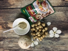 Nấm rơm rửa sạch, chẻ đôi để dễ thấm vị. Dừa chặt lấy nước, tiêu xay nhuyễn.