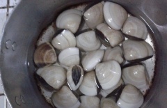 Nghêu rửa sạch, ngâm với nước cho nhả bớt cát. Tỏi bóc vỏ, băm nhuyễn.
