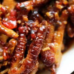 Điểm khiến người ăn thích thú với món này là chân gà rất róc xương.