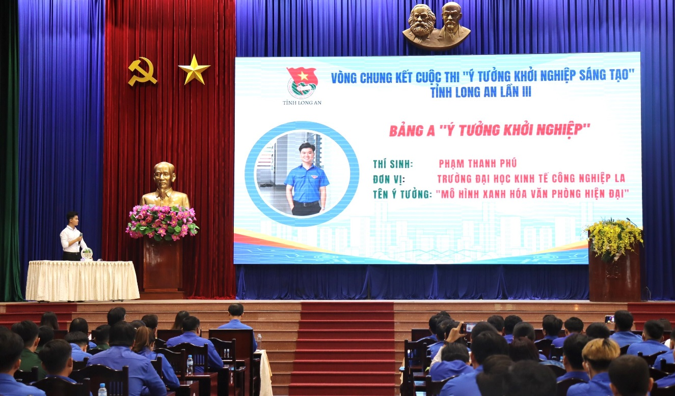 Phần trình bày ý tưởng “Mô hình xanh hóa văn phòng hiện đại” đến từ đoàn viên Trường DLA trước Ban Giám khảo