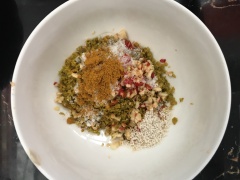 Cho 100gr sả băm, 1 muỗng cà phê muối, 2 muỗng cà phê hạt nêm, 1 muỗng cà phê đường, 1 muỗng cà phê bột ngọt, 1/2 muỗng cà phê bột nghệ vào chén tô trộn đều. Sau đó, cho cá vào xát đều gia vị lên khắp phần thịt cá, để ướp khoảng 15 phút cho thấm đều.