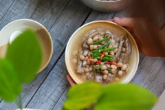 Hành lá cắt khúc cùng với 1 vài miếng ớt rắc lên mặt sẽ khiến món ăn thêm phần đẹp mắt và ngon miệng. Múc ra dĩa và nhâm nhi cùng đồng bọn thôi!