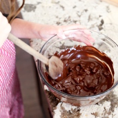 Đun chảy chocolate đen trước (có thể đun cách thủy hoặc cho vào lò vi sóng trong 30 giây), trải ra giấy nến, sau đó đun chảy cho chocolate trắng, cho tinh dầu bạc hà vào, trộn đều, trải chocolate trắng lên lớp chocolate đen. Rắc kẹo bạc hà đã đập vụn lên mặt chocolate.