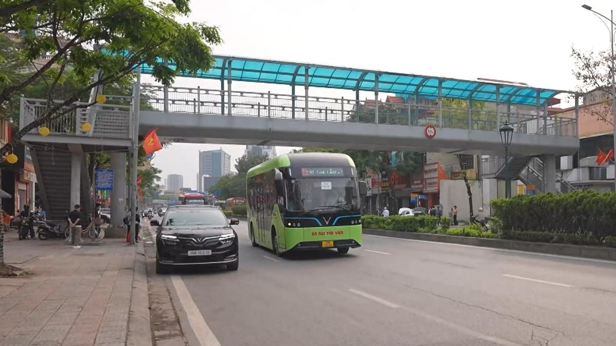 Hà Nội tăng tốc xe buýt điện, thúc đẩy giao thông xanh - Đài Phát thanh và truyền hình Hà Nội