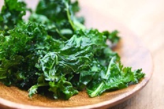 Vậy là hoàn thành rồi, thưởng thức thôi. Món snack cải xoăn Kale nướng cũng giống như khoai tây chiên vậy đó. Tuy nhiên, cải Kale nướng ít chất béo và không chứa nhiều dầu giống như khoai tây đâu nhé, lại không hề ngán chút nào.