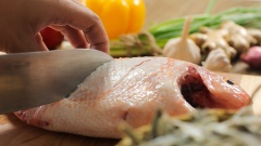 Cá diêu hồng làm sạch, khứa xéo 3 đường lên 2 mặt. Ướp cá diêu hồng với 10gr hành tím băm, 10gr tỏi băm, 10gr gừng băm, 1 muỗng canh nước mắm Maggi, 1 muỗng cà phê hạt nêm Maggi và 1/3 muỗng cà phê tiêu xay. Thoa đều gia vị lên bên ngoài và trong bụng cá, ướp cá 15 phút.