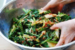 Đem hỗn hợp trên trộn đều với củ cải đã chuẩn bị, nhớ trộn thật đều cho hỗn hợp bao quanh củ cải. Khi trộn xong, cho vào hộp hoặc lọ thủy tinh đậy kín.