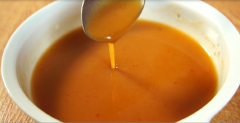 Pha nước sốt me: Cho 2 muỗng canh nước cốt me hòa cùng với 1 muỗng canh nước mắm, 2 muỗng canh đường, 1 muỗng canh tương ớt, 2 muỗng canh nước lọc, 1 muỗng canh bột năng rồi trộn đều hỗn hợp.