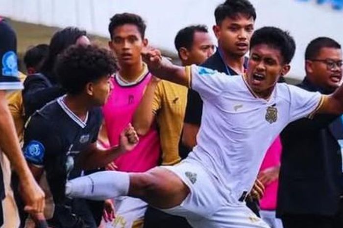Tuyển thủ U17 Indonesia tung cú đá 'kungfu' ở giải U20 Quốc gia - Báo Người Lao Động
