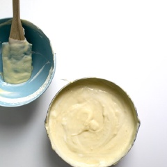 Sau đó cho trở lại bếp, khuấy 10 giây đến khi nổi bong bóng. Sau đó cho 190g sữa đặc, 320g heavy cream, 1 muỗng tinh chất vani vào trộn đều lên lần nữa là được. Lần lượt đổ hỗn hợp custard vào khuôn kem que khoảng 80% khuôn là được, vì chúng ta còn phần caramel nữa. Để khuôn kem qua một bên.