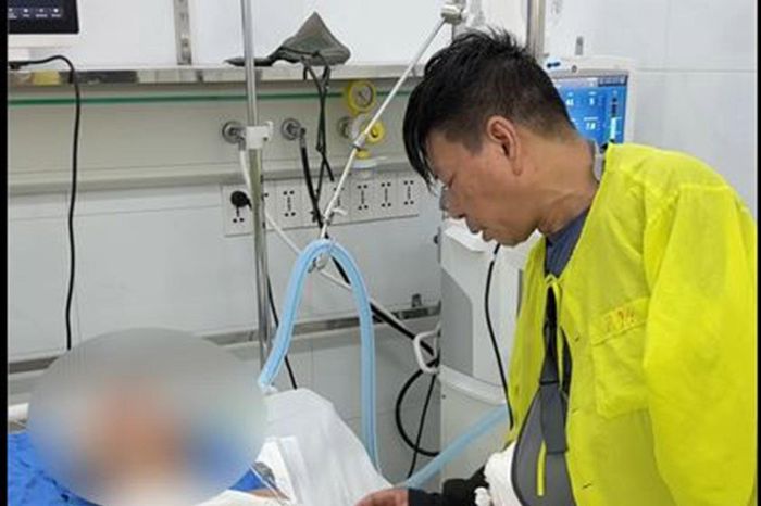 Xúc động khoảnh khắc người cha bó bột khóc tiễn biệt con trai hiến tạng cứu người - Báo VTC News