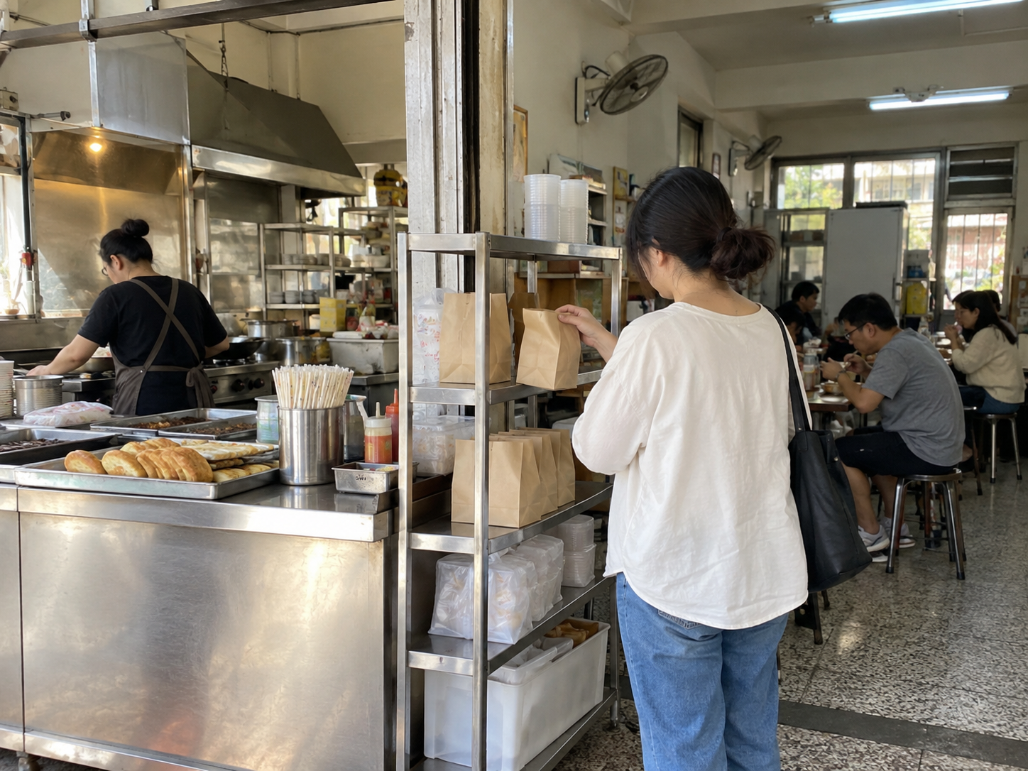 早餐店把外帶取餐架和內用座位安排在不同區域