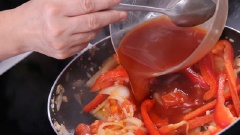 Làm nóng một chảo khác với chút dầu láng mặt, cho gừng, tỏi và hành tây vào phi thơm. Kế đến trút cà chua vào xào chung cho đến khi cà chua mềm thì thêm phần sốt chua ngọt đã chuẩn bị vào đảo đều. Đun nhỏ lửa cho đến khi hỗn hợp sốt hơi đặc sánh lại thì tắt lửa.