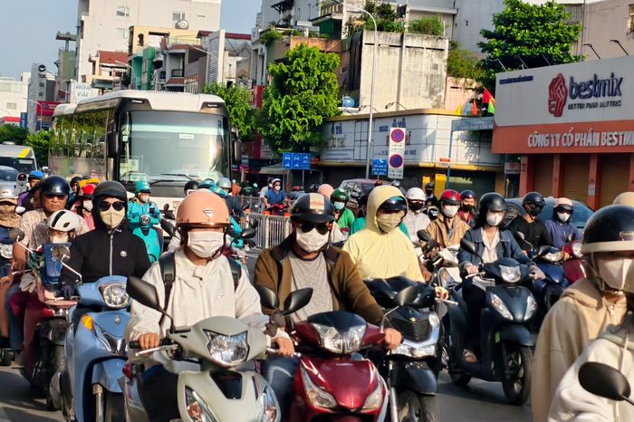 Đường Cộng Hòa ngày đầu áp dụng đảo chiều: Người dân di chuyển thuận tiện - Báo Pháp Luật TP.HCM