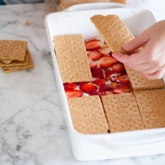 Lần lượt lặp lại các bước trên 2 lần: Đầu tiên phủ bánh quy kín bề mặt bánh. Tiếp đó, lặp lại bước: Phủ ¼ số kem lên bề mặt bánh quy. Rồi lặp lại bước: Phủ 1/3 số chuối tiếp theo lên lớp kem.