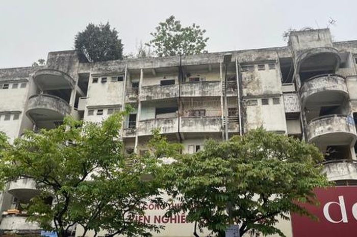 Cận cảnh chung cư cực kỳ nguy hiểm nằm giữa trung tâm Hà Nội - Báo Sức Khỏe &amp; Đời Sống